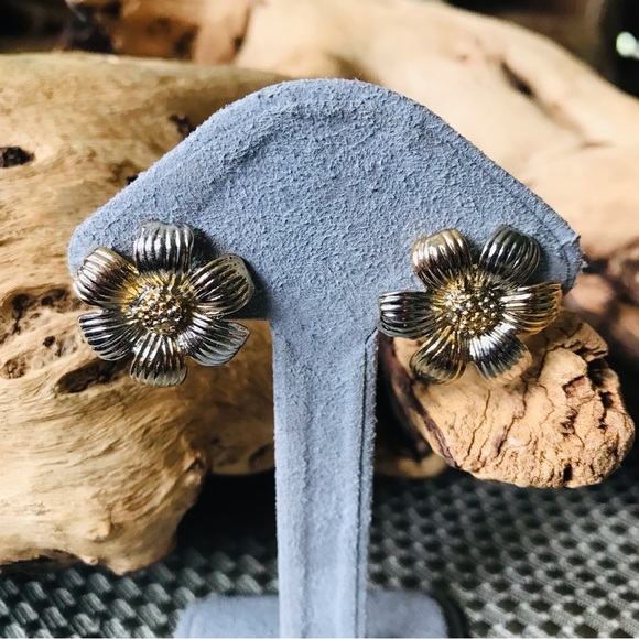 VTG Vintage Costume Gold & Silver Tone Flower Floral Clip On Floral Earrings - Picture 5 of 7